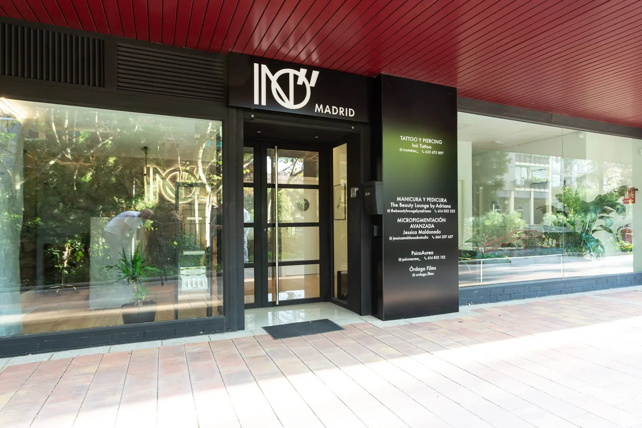 Entrada del espacio INO Madrid donde se encuentra IVI Osteopatía