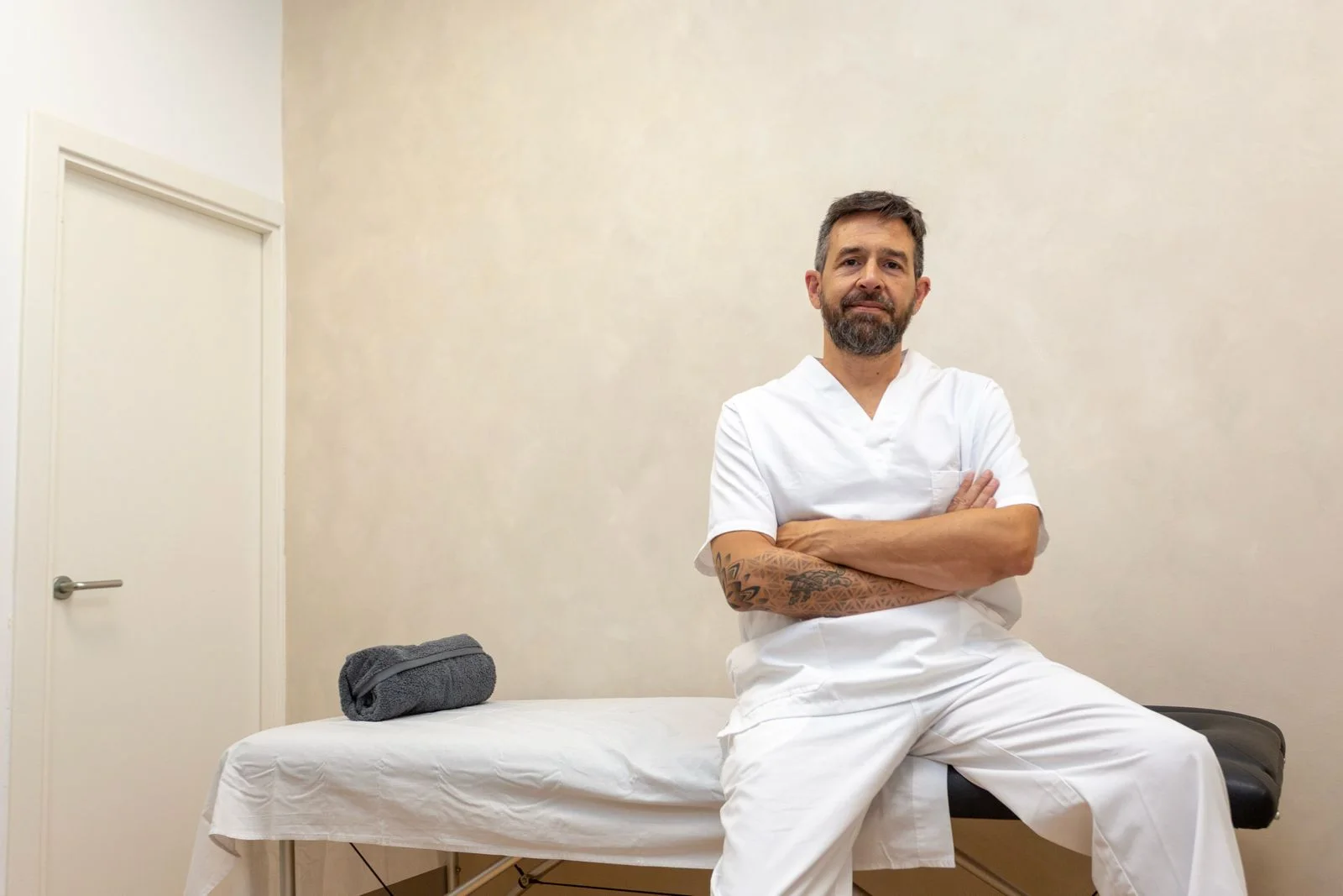 Iván Nogales en la consulta de IVI Osteopatía